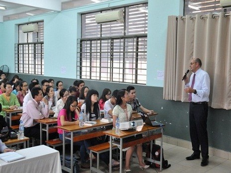 Nhiều bạn sinh viên chăm chú lắng nghe về những kinh nghiệm thành công