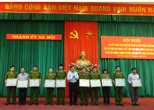 Tại hội nghị tổng kết 5 năm thực hiện Chỉ thị 21, Hà Nội đã khen thưởng 22 tập thể và 4 cá nhân - Ảnh: TH