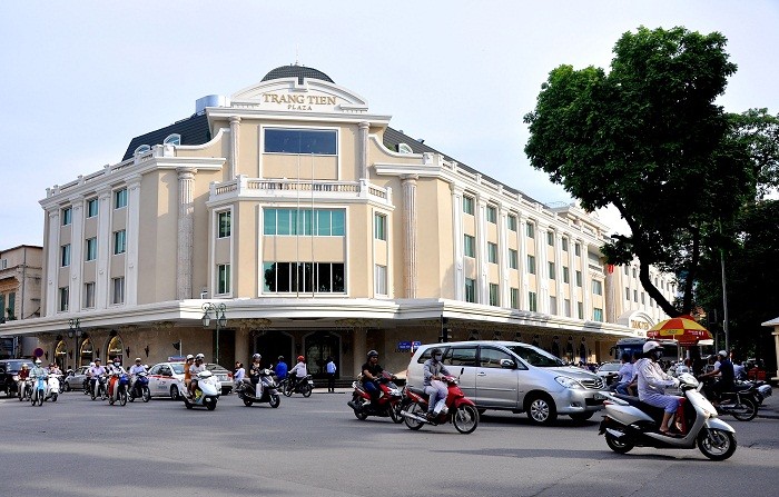 Diện mạo lộng lẫy và sang trọng nhìn từ bên ngoài TTTM Tràng Tiền Plaza ngày trở lại. (Ảnh: Trần Kháng)