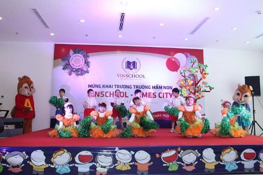 Tiết mục văn nghệ chào mừng khai trương do các em học sinh của trường biểu diễn.