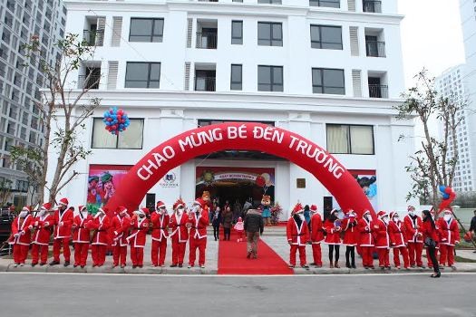 Khai trương đúng ngày Noel, các học sinh của Vinschool được rất nhiều ông già Noel đón trong ngày đầu tiên đến trường.