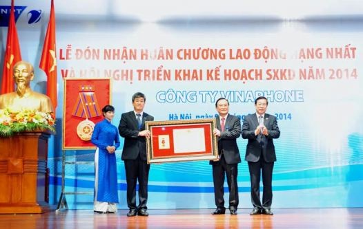 Đại diện Công ty Dịch vụ Viễn thông VinaPhone đón nhận Huân chương Lao động Hạng Nhất do Chủ tịch nước trao tặng.