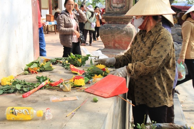 Hương, hoa, rác thải vứt bừa bãi... (Ảnh: Đời sống và pháp luật)