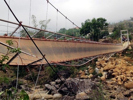 Hiện trường vụ sập cầu treo tại tỉnh Lai Châu. (Ảnh: Công Hải-Quang Duy/Vietnam+)