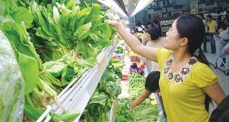 Những bó rau được bày ngay ngắn trong siêu thị liệu có an toàn. Ảnh: Như Ý