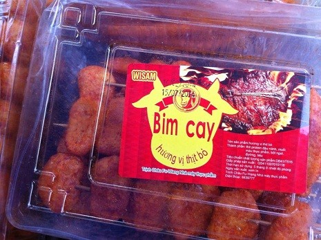 Mỗi miếng &quot;Bim cay hương vị bò&quot; được bán với giá 1.000 đồng.