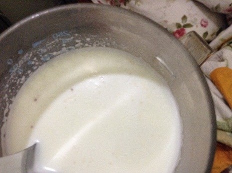 Những chấm đen li ti xuất hiện trong cốc sữa đã pha như chị N. phản ánh.