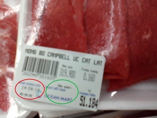 Sản phẩm thịt bò ở siêu thị Ocean Mart Trung Hòa chỉ ghi ngày sản xuất (vòng tròn đỏ), còn ngày hết hạn thì để trống (vòng tròn xanh). (Ảnh báo Kiến thức chụp ngày 14/4/2014)