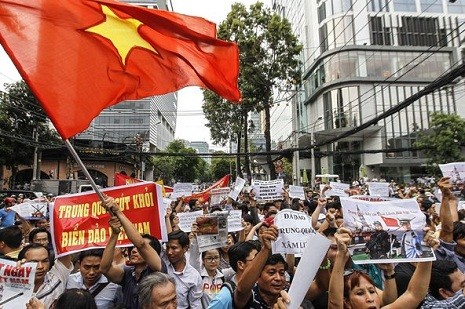 Biểu tình phản đối Trung Quốc tại TP. Hồ Chí Minh (Nguồn: New York Times)