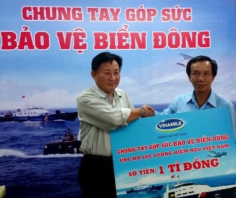 Ông Nguyễn Thanh Tú – Chủ tịch Công đoàn Vinamilk (bên trái) đại diện công ty trao 1 tỷ đồng cho cán bộ chiến sĩ kiểm ngư VN bảo vệ chủ quyền Biển Đông.