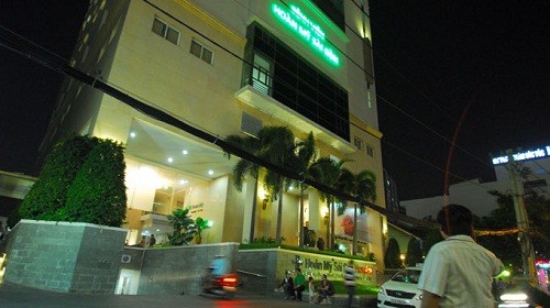 Bệnh viện Hoàn Mỹ Sài Gòn, 60-60A Phan Xích Long, Q.Phú Nhuận, TP.HCM (ảnh chụp tối 18/4) Ảnh: H.T.Vân