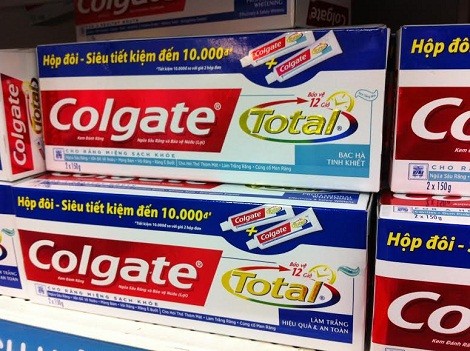 Chất triclosan có trong thành phần của kem đánh răng Colgate Total. (Ảnh: Hồng Anh)