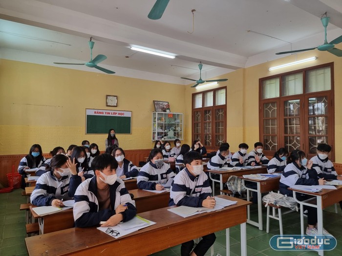 Trường Trung học phổ thông An Dương duy trì việc học trực tiếp tại trường bằng cách linh hoạt phương thức dạy học (Ảnh: PL)
