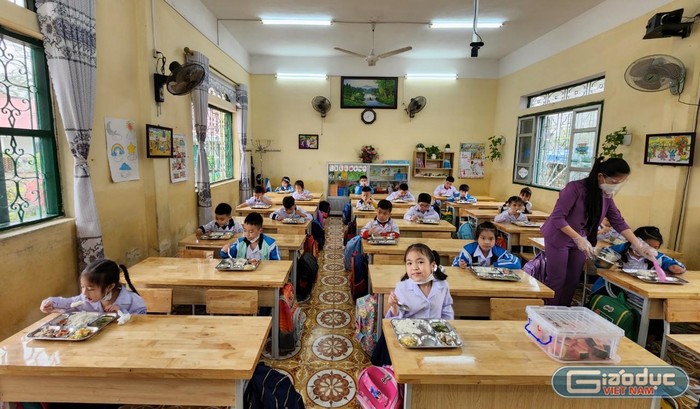Có 237 học sinh ăn bán trú ngay trong ngày đầu tiên Trường Tiểu học Đông Sơn triển khai (Ảnh: Phạm Linh)
