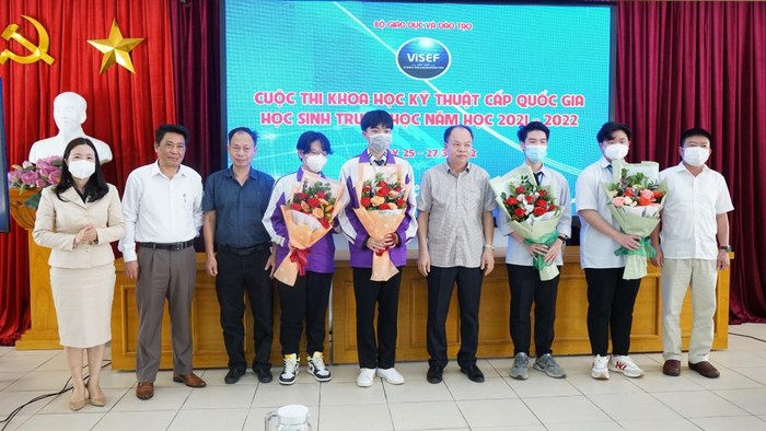 Đại diện Sở Giáo dục và Đào tạo tỉnh Quảng Ninh tặng hoa động viên các thí sinh tham dự cuộc thi (Ảnh: CTV)