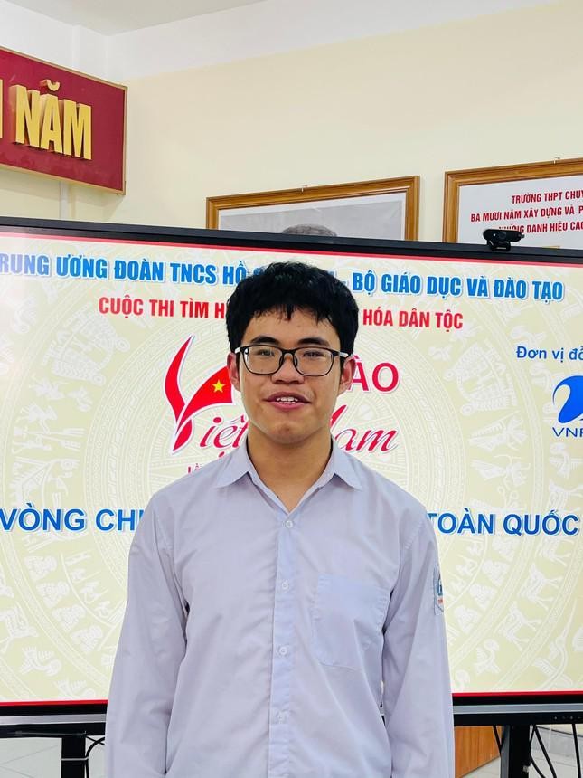 Đình Tùng được bạn bè và thầy cô đánh giá là học sinh đa tài khi vừa giỏi môn chuyên Toán vừa năng nổ tham gia và giành nhiều thành tích cao trong các cuộc thi viết, tìm hiểu lịch sử dân tộc (Ảnh: CTV)