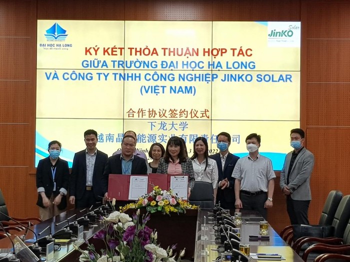 Trường Đại học Hạ Long và Công ty TNHH Công nghiệp Jinko Solar ký kết thoả thuận hợp tác (Ảnh: CTV)