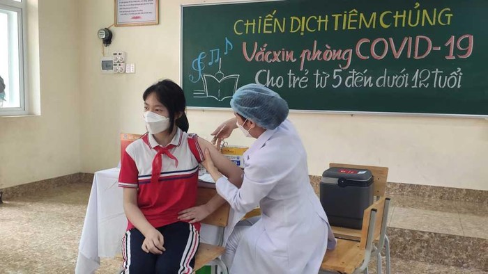 200 học sinh khối 6 Trường Trung học cơ sở Trần Quốc Toản được tiêm chủng ngay sau Lễ phát động (Ảnh: CTV)