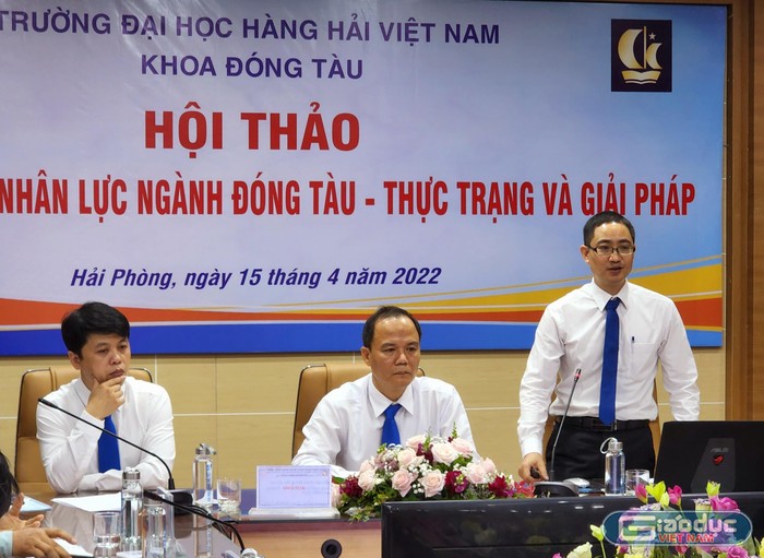 Phó giáo sư Trần Ngọc Tú - Phó trưởng Khoa Đóng tàu - Trường Đại học Hàng hải Việt Nam phát biểu tại Hội thảo (Ảnh: Phạm Linh)