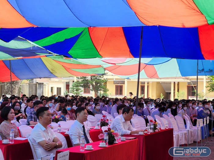 Các đại biểu tham dự chương trình hướng nghiệp tại Trường Trung học phổ thông Kiến Thuỵ (Ảnh: Phạm Linh)