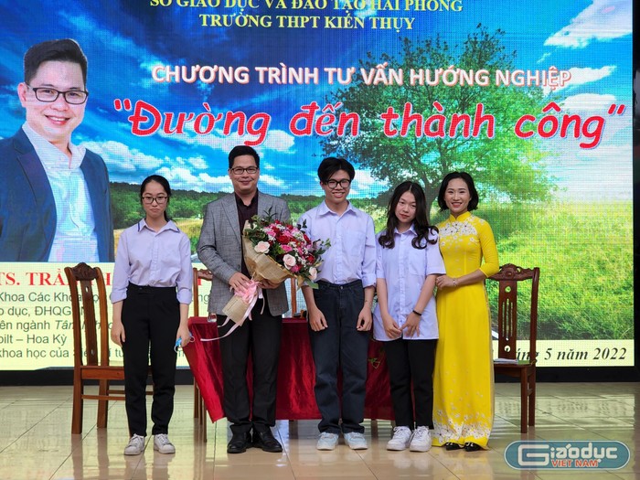 Đại diện học sinh Trường Trung học phổ thông Kiến Thuỵ tặng hoa cho Phó giáo sư Trần Thành Nam (Ảnh: Phạm Linh)