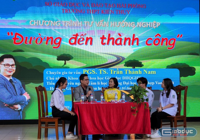 Phần hỏi - đáp của Phó giáo sư Trần Thành Nam cùng đại diện học sinh nhà trường (Ảnh: Phạm Linh)