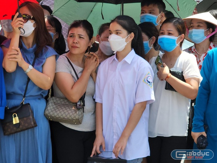 Nhiều thí sinh rời điểm thi với tâm trạng khá buồn vì đề thi chuyên môn Toán năm nay tăng độ khó (Ảnh: Phạm Linh)