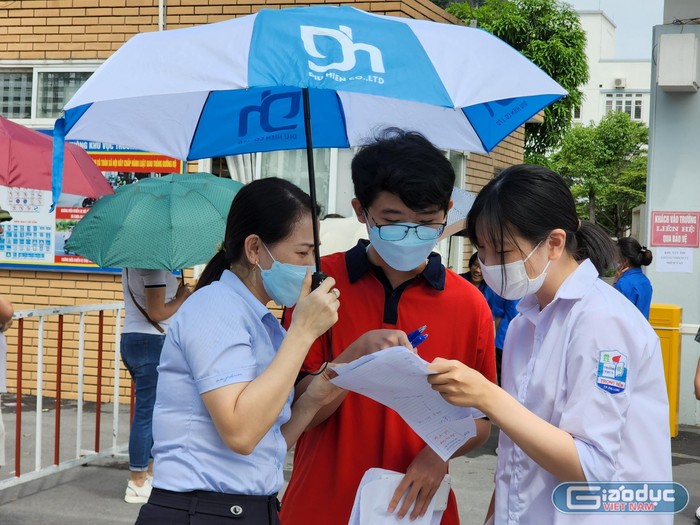 Hai thí sinh trao đổi bài sau khi hoàn thành thi chuyên (Ảnh: Phạm Linh)