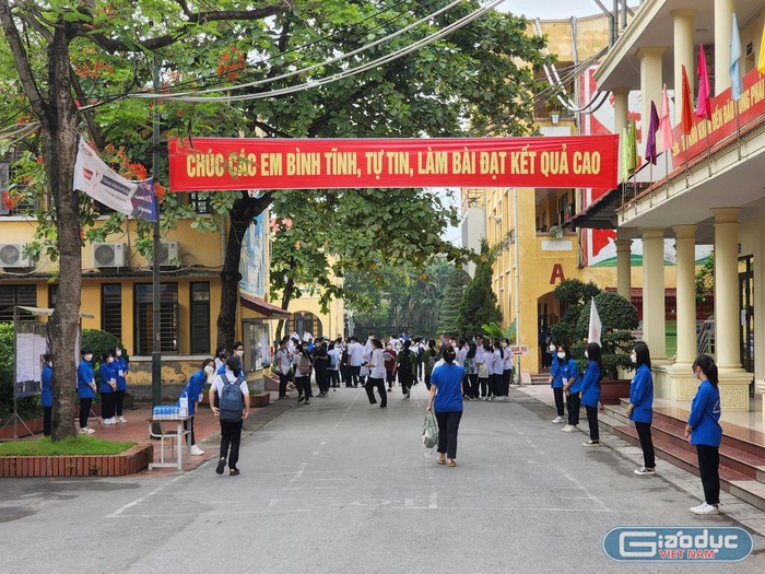 Các thí sinh tại điểm thi Trường Trung học phổ thông Thái Phiên đến từ rất sớm để ôn tập, trao đổi kiến thức cùng bạn học (Ảnh: Phạm Linh)