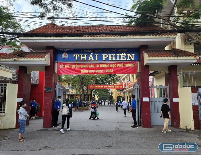 Các thí sinh đến điểm thi Trường Trung học phổ thông Thái Phiên từ sớm (Ảnh: Phạm Linh)