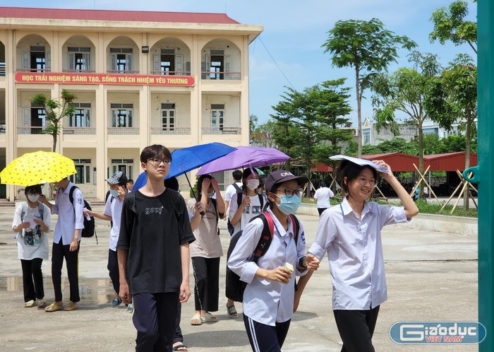 Thí sinh rời điểm thi Trường Trung học cơ sở Lê chân với tâm trạng phấn khởi (Ảnh: Phạm Linh)