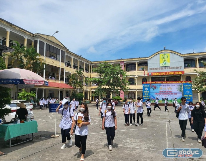 Thí sinh tại Hội đồng coi thi Trường Trung học phổ thông Lê Hồng Phong hoàn thành môn thi đại trà cuối cùng (Ảnh: Lã Tiến)