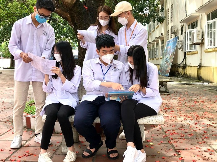 Ngô Gia Huy (ngồi giữa) là học sinh giỏi toàn diện, luôn hoà đồng và giúp đỡ bạn bè (Ảnh: TP)