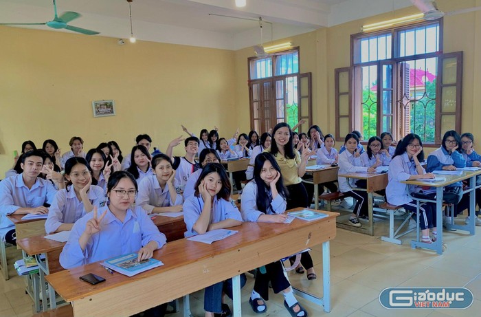 Giai đoạn ôn thi nước rút, cô giáo Hoàn cùng học trò quyết tâm rất lớn để gặt hái được những điểm số tốt nhất trong kỳ thi tốt nghiệp trung học phổ thông sắp tới (Ảnh: Phạm Linh)