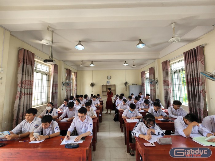 Học sinh Trường Trung học phổ thông Lê chân trong buổi học ôn luyện cuối cùng (Ảnh: Phạm Linh)