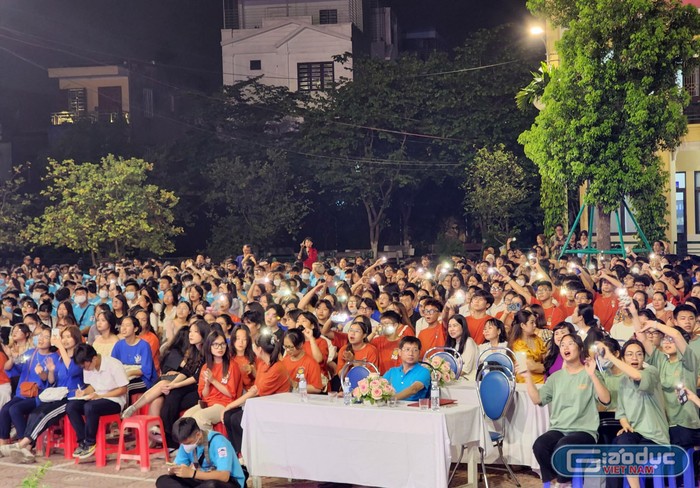 Học sinh toàn trường cùng hoà âm những ca khúc nhẹ nhàng, ý nghĩa (Ảnh: Phạm Linh)