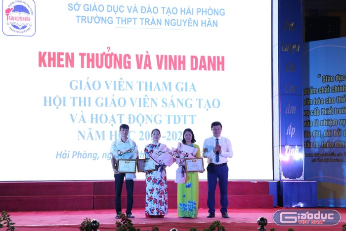 Khen thưởng và vinh danh giáo viên tham gia Hội thi giáo viên sáng tạo và Hoạt động thể dục thể thao (Ảnh: Phạm Linh)