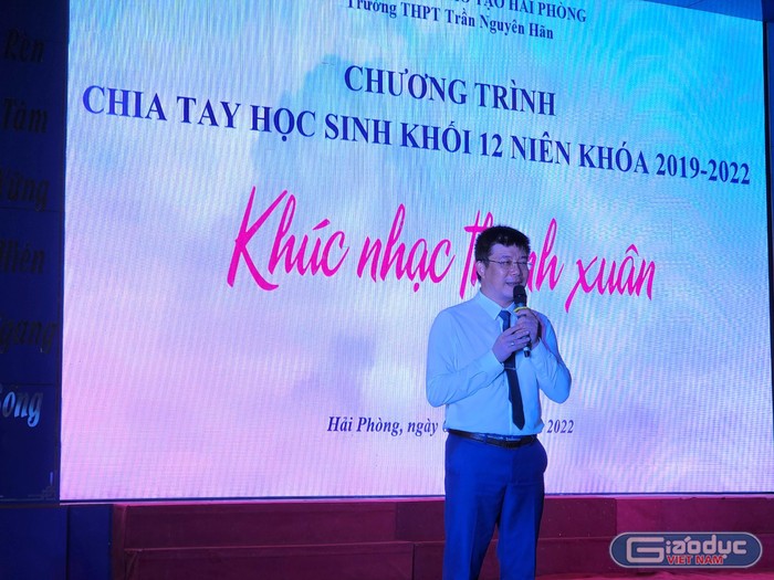 Hiệu trưởng Nguyễn Minh Quý nhắn nhủ tới học sinh khối 12 niên khoá 2019 - 2022 (Ảnh: Phạm Linh)