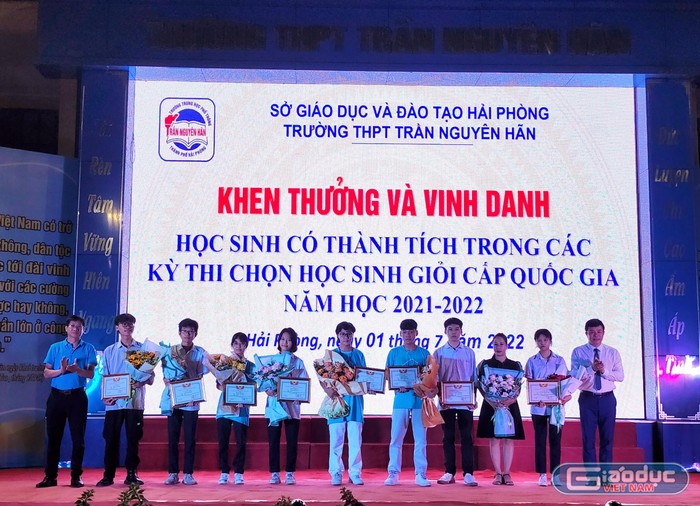 Ban lãnh đạo nhà trường khen thưởng và vinh danh học sinh có thành tích xuất sắc trong Kỳ thi chọn Học sinh giỏi cấp quốc gia (Ảnh: Phạm Linh)