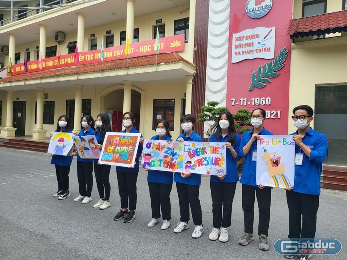 Sinh viên tình nguyện Trường Trung học phổ thông Thái Phiên làm &quot;banner&quot; cổ vũ cho thí sinh (Ảnh: Lã Tiến)