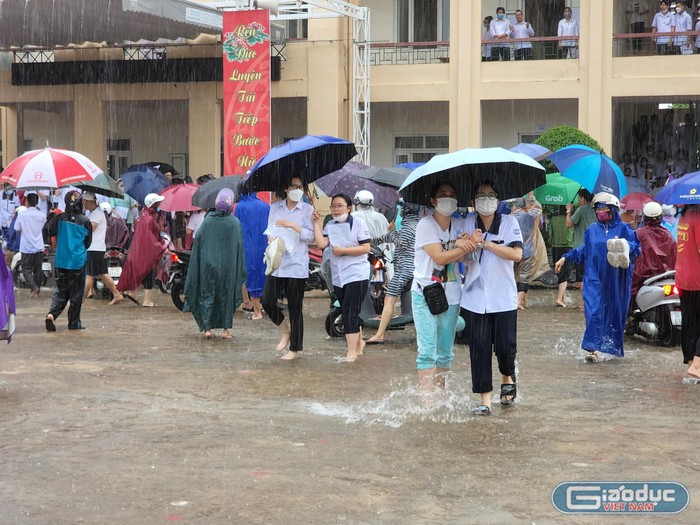 Đến 10h các thí sinh mới bắt đầu rời điểm thi (Ảnh: Phạm Linh)