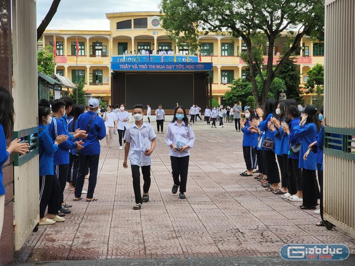 Những thí sinh đầu tiên rời điểm thi (Ảnh: Phạm Linh)