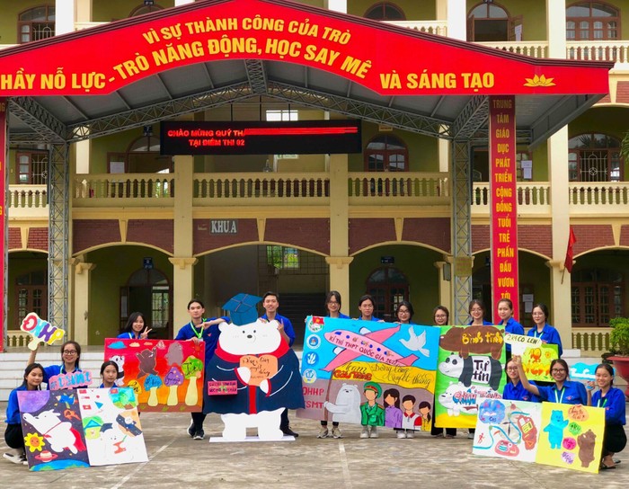 Những &apos;banner&apos; được chuẩn bị công phu với nhiều màu sắc rực rỡ tạo không khí vui tươi và tiếp thêm động lực cho các sĩ tử Hải Phòng (Ảnh: CTV)