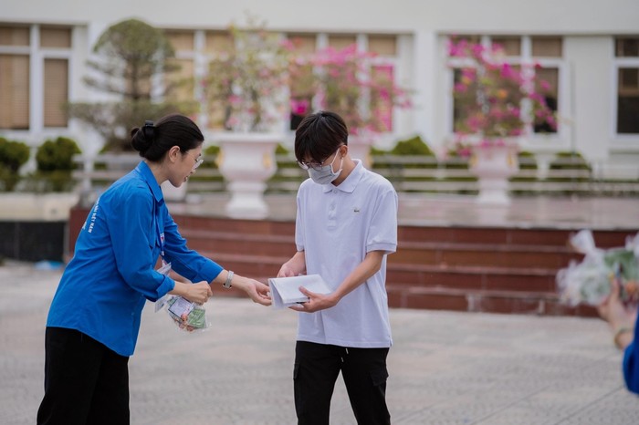 Sinh viên Trường Đại học Hàng hải Việt Nam sáng tạo nhiều mô hình cổ vũ độc đáo, ý nghĩa (Ảnh: CTV)