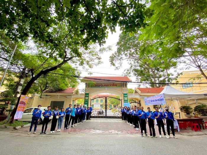 Sinh viên tình nguyện hỗ trợ tại điểm thi Trường Trung học phổ thông Ngô Quyền (Ảnh: CTV)