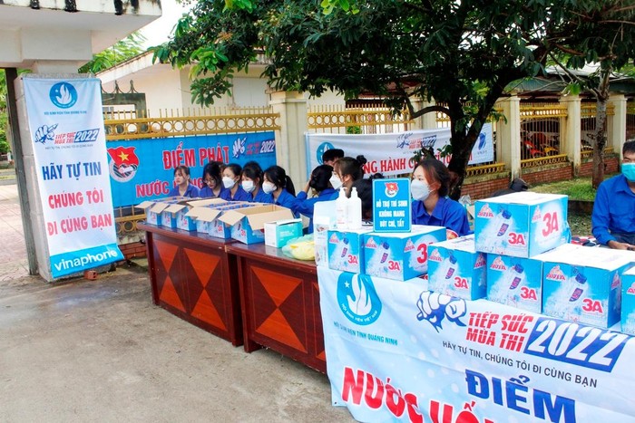 Thanh niên tình nguyện phát nước miễn phí tại Điểm thi Trung học phổ thông Trần Phú (thành phố Móng Cái) (Ảnh: CTV)