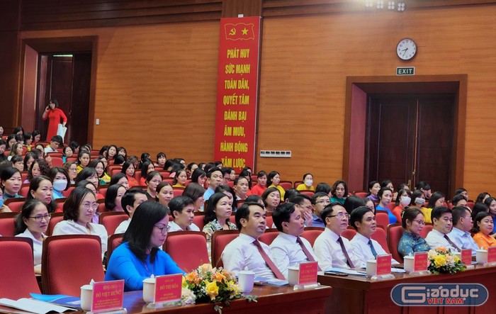 Lãnh đạo Uỷ ban nhân dân thành phố, Sở Giáo dục và Đào tạo, Quận Hồng Bàng tới tham dự Hội nghị (Ảnh: Phạm Linh)