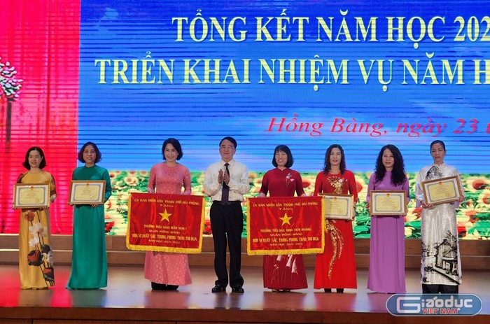Phó Chủ tịch Uỷ ban nhân dân thành phố Lê Khắc Nam trao Cờ thi đua cho Trường Mẫu giáo Mầm non I và Trường Tiểu học Đinh Tiên Hoàng đã có thành tích xuất sắc trong phong trào thi đua năm học 2021 - 2022 (Ảnh: Phạm Linh)