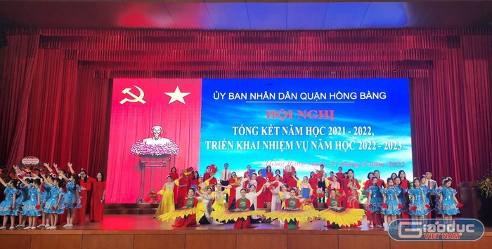 Quận Hồng Bàng tổ chức Hội nghị &quot;Tổng kết năm học 2021 – 2022, triển khai nhiệm vụ năm học 2022 – 2023; Biểu dương, khen thưởng giáo viên, học sinh tiêu biểu” (Ảnh: Phạm Linh)