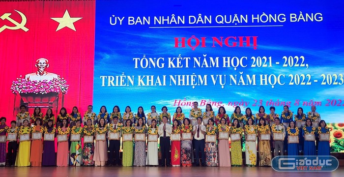 Lãnh đạo Uỷ ban nhân dân thành phố và quận Hồng Bàng trao bằng khen cho các giáo viên tiêu biểu (Ảnh: Phạm Linh)